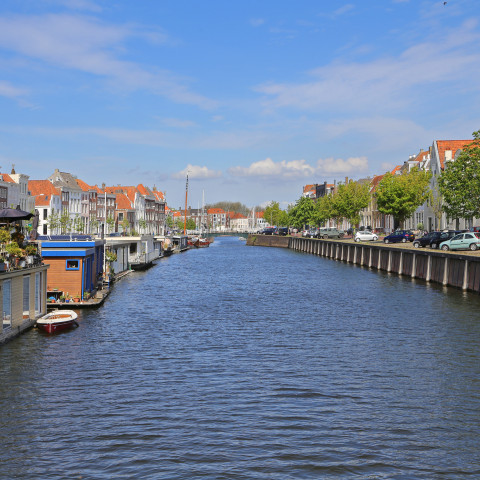 Zicht op de Houtkaai te Middelburg gezien vanaf de Koningsbrug Wikimedia commons - W. Bulach